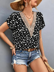 JuliaFashion-Lace Trim V-Neck Printed Tee